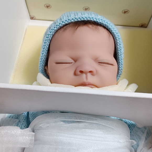 Ashton Drake Galleries Baby boy Charlie NWT smells like powder never out of box - Picture 4 of 13